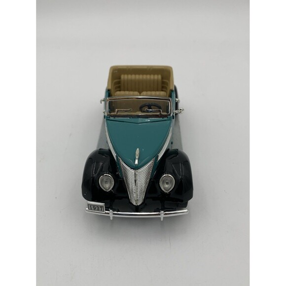 National Motor Museum Mint 1937 V-8 Club Cabriolet Golden Age of Ford - Picture 3 of 9